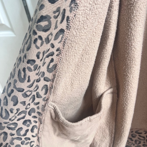 Abercrombie & Fitch Soft A&F Leopard Cardigan Size M - Picture 3 of 6
